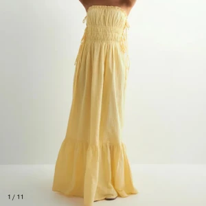 Gul klänning  - Säljer denna gula klänning från Nelly ! Använd 1 gång 💛💛storlek xs! Men passar även en S/M som jag är i vanliga fall,  då den va stor i storleken!💛