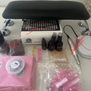 Nagelkit med gel och dekorationer - Stort nagelkit med Luu Builder Gel i färgerna Milky Nude och Universal Pink, gelpolish, nageldekorationer i olika färger, slipband, rosa nagelborstar. Perfekt för dig som vill fixa snygga naglar hemma med proffsiga produkter. Skriv till mig om du är intresserad då jag har fler produkter. Värd 2000