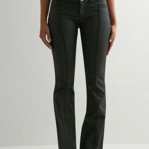 Svarta bootcut byxor med låg midja - Snygga svarta bootcut byxor med låg midja från Nelly, i storlek 36. Beställde hem men var tyvärr för små då dom är mindre i storlek💕 Aldrig använda och alla lappar är kvar!