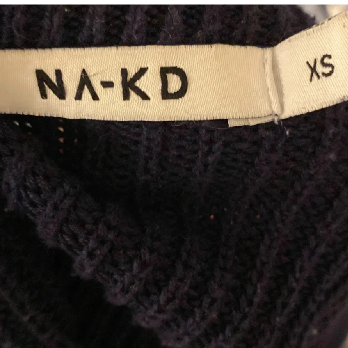 Mörkblå stickad v-ringad tröja NA-KD - 2