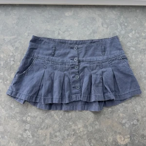 Holliester jeans kjol  - Så snygg jeans kjol som tyvärr inte passar mig och har därför ingen bild på! Midjemått tvärsöver:41cm Längd:24cm💕