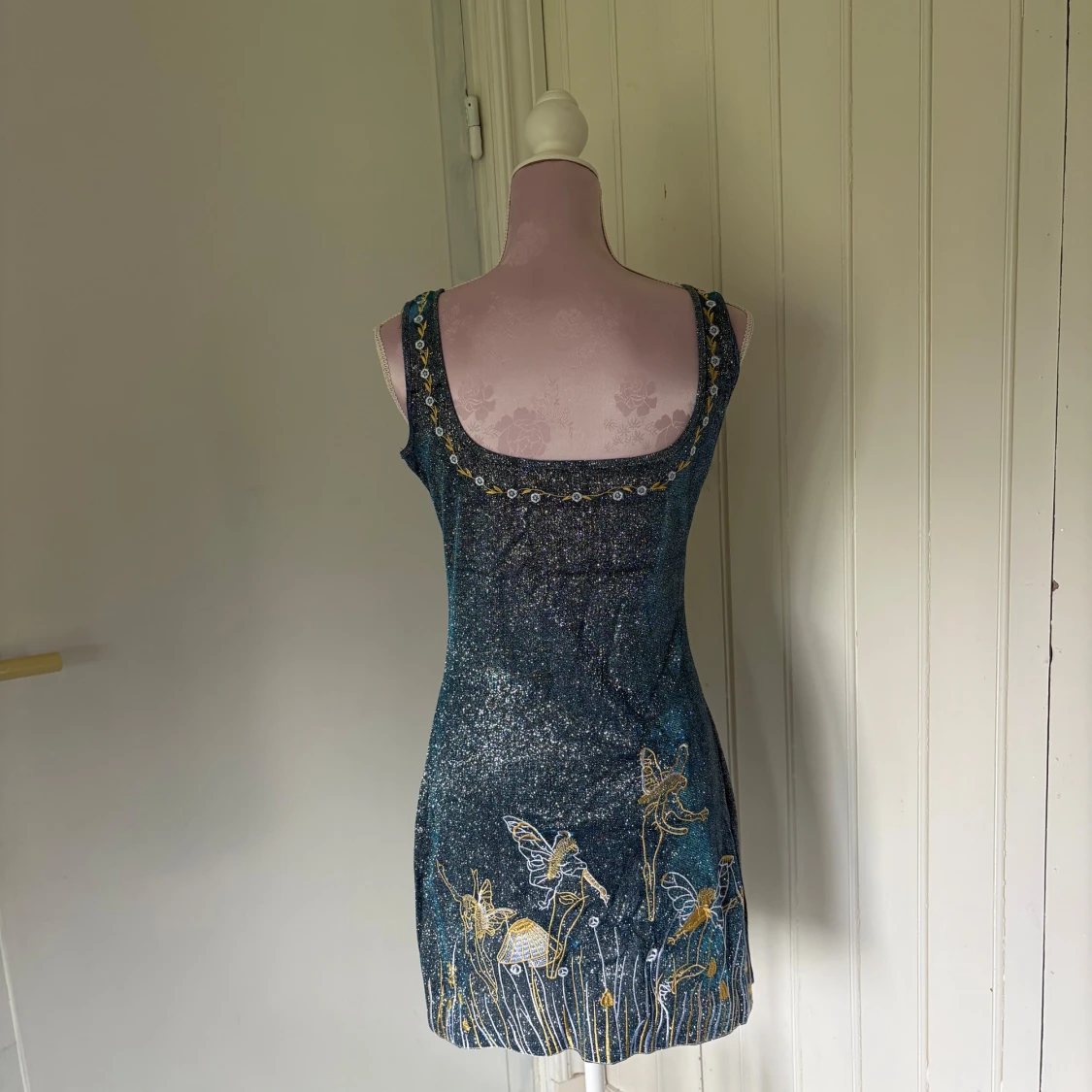 Blå kortklänning med motiv - 1