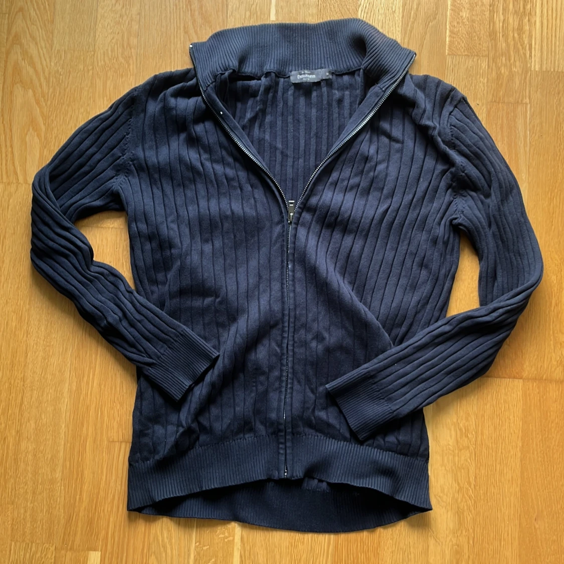 Mörkblå ribbad kofta från Dressmann