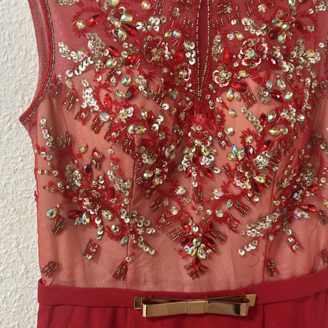 Röd långklänning med paljetter och pärlor - 2