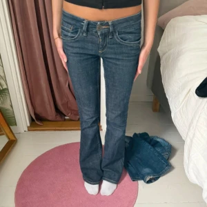 Blå bootcut jeans med låg midja - Snygga mörkblå jeans med bootcut passform och låg midja ❣️