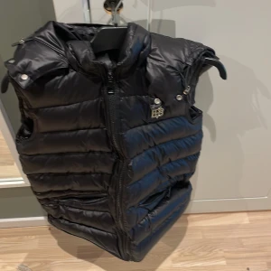 En bvaldi väst  - Säljer nu min bvaldi väst storlek s mycket fint skick skicka pm för fler bilder och info 