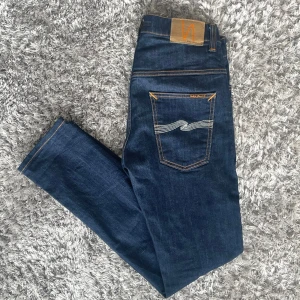Nudie Jeans Thin Finn (Slim fit) Dry Ecro Embo - Säljer nu dessa Nudie Jeans i den populära passformen Thin Finn | Använt men fortfarande i grymt skick | Strl: W31 L30 | Färg: Dry Ecro Embo | Nypris: ~1400kr | Hör av dig vid minsta fundering :)