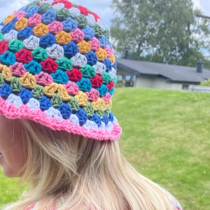 Färgglad virkad bucket hat -  handvirkad bucket hat i flera färger , väldigt fin passform