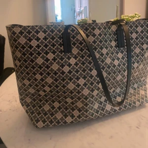 Malene Birger väska  - Köpt nyligen på Vinted och tanken var jag skulle fixa handtagen men orkar faktiskt inte så vill sälja vidare den. Inga större defekter alls bara handtagen lite slitna annars fint skick. Klicka ej köp nu förens vi kommit överens 