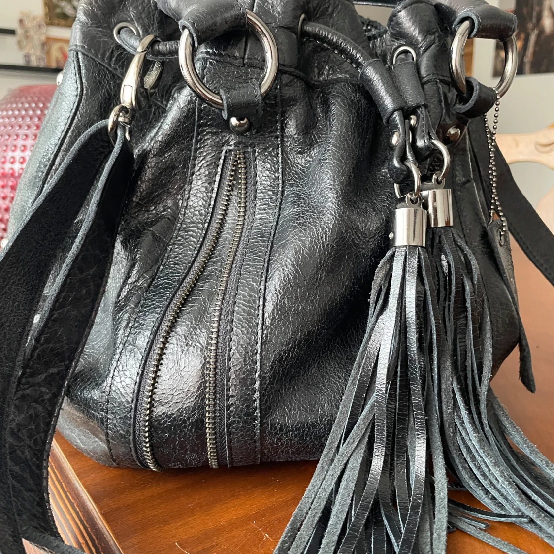 Svart skinnväska med fransar från Enjöd - 1