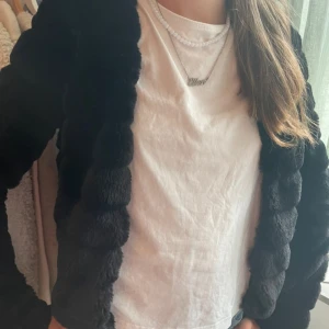 fluffig svart pälsjacka/kofta - så så fin o skön💗passar mig som har xs/s! som ny förutom att ”knäppet” har gått sönder men de går säkert att laga