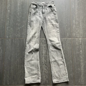 Grå straight jeans från g perfect jeans - Snygga grå jeans från g perfect jeans i rak modell. Jeansen har klassisk femficksdesign, bälteshällor och knappgylf. Färgen är ljusgrå med en tvättad look som ger en cool vintagekänsla. 