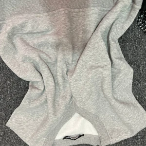 Grå väst  weatshirt i bomull XS/S - En basic ljusgrå sweatshirt från lager 156 i mjuk bomullsmix. Tröjan har ribbade muddar vid hals, ärmslut och nederkant. Perfekt för en chill och avslappnad stil. Passar dig som gillar enkel och clean look.