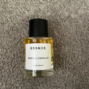 ESSNCE Absolu Vanilla parfym - Nästan aldrig använt då det inte är min typ av doft, väldigt bra skick