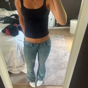 Blå lågmidjade diesel jeans - Säljer mina favorit jeans som blivit för små😢 Älskar dessa verkligen, från diesel och i en snygg och unik färg med coola fickor                                Storlek 29 står det i dem, mått:                    Innerbenslängd 82cm, midjemått rakt över 40cm    OBS har lagat ett hål i dem som inte syns alls när man har på sig dem, se bild 5