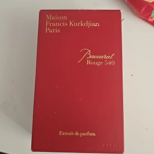 Baccarat Rouge 540 Extrait de Parfum - Lyxig parfym från Maison Francis Kurkdjian, Baccarat Rouge 540 Extrait de Parfum. Flaskan är djup röd med guldiga detaljer och fyrkantig form, 70 ml. Kommer i elegant röd kartong med guldfärgad text. En ikonisk doft från Paris.