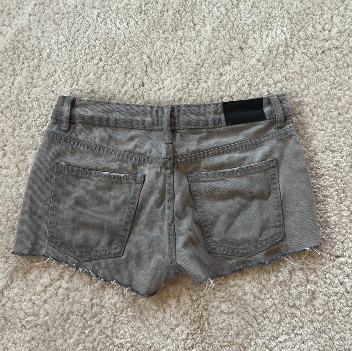 Lågmidjade Grå jeansshorts - 1