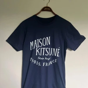Maison kitsune t shirt - Riktigt fet och eftertraktad Maison Kitsune t shirt i nytt skick! Är lite osäker på äktheten så därför är priset just nu på 399kr! Storlek S. Tveka inte med att ställa frågor!