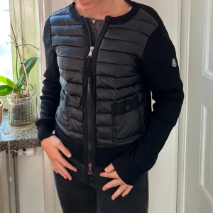 Moncler cardigan - Svart cardigan från Moncler 💞Äkta med QR kod som går att skanna. Storlek 2 som motsvarar S men funkar även för M💞Använt jätte försiktigt