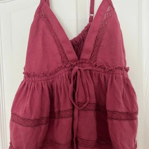 Rosa babydoll top från urban outfitters - Jättefint skick köptes för ca 500kr