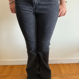 Svarta bootcut jeans - Säljer nu dessa snygga bootcut jeansen från H&M. Säljer då de inte kommer till någon användning. Hör av dig för fler blider/frågor 🥰