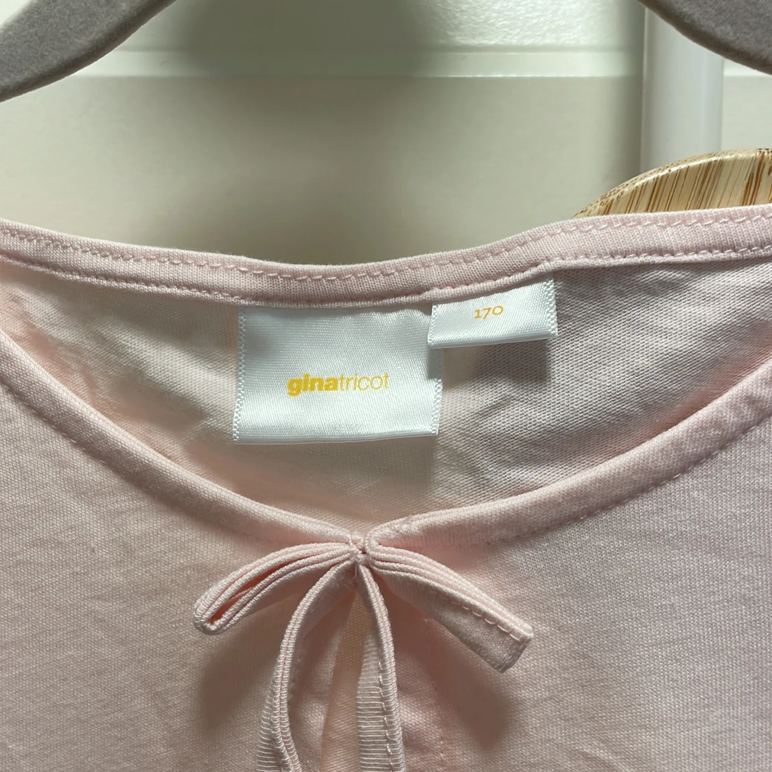 Ljusrosa blus med knyt från Gina Tricot - 1