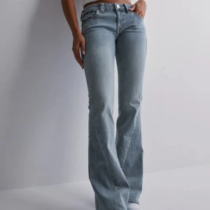 lågmidjade True Religion jeans - Säljer mina ljus blåa jeans från true religion i modellen joey - low rise flare🩵Säljer då dem ej kommer till användning 