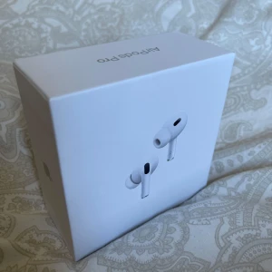 Air,pod PRO generation 2  - Funkar utmärkt, alla tillbehör följer med. 