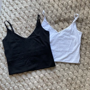 svart & vitt linne  - Två basic linnen i svart och vitt från lager 157. Knappt använda.