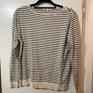 Tröja  - Jätte fin randig tröja. Använd ett fåtal gånger.