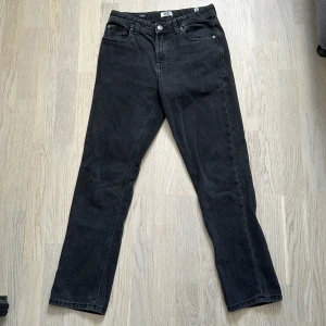 Svarta jeans Jack & Jones Clark 158 - Svarta Jack and Jones jeans, Lopes fit 12-14 åringar. Pris kan diskuteras