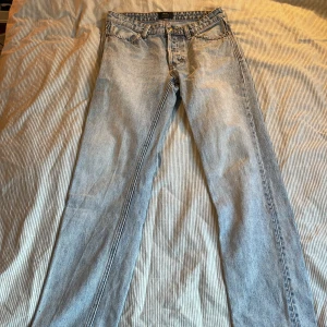 Ljusblå raka jeans från Neuw - Säljer ett par ljusblå jeans från Neuw i modellen Ray Straight. Jeansen har klassisk femficksdesign, raka ben och knäppning med knappar. Perfekt för dig som gillar en clean och tidlös look.