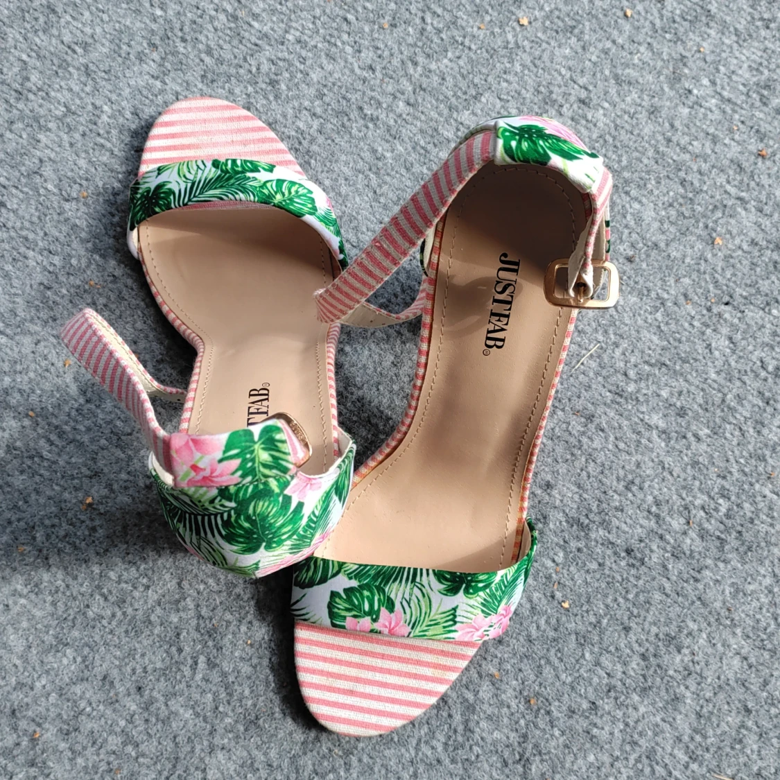Blommiga klack-sandaler från JustFab - 3