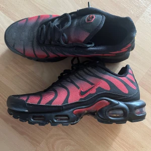Nike Tns Red and black - Säljer de här tns bra skick säljer de på grund av att min son växte ur de på 3 månader. Har bara andvändits inomhus.