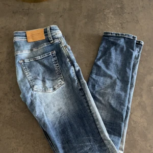 Jack N Jones jeans  - Riktigt feta Jack N Jones jeans med slitningar! Nästan helt oanvända i perfekt skick💯 