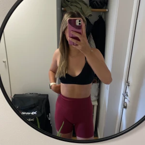 Träningsshorts - Säljer ett par vinröda seamless träningstights-shorts från Björn Borg. De är högmidjade med bred ribbad linning för extra support och sitter tight. Perfekta för gymmet eller löpning. Mjukt och stretchigt material som formar sig efter kroppen. Storlek S/M🌸