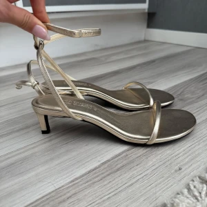 klackar - endast använda på bal😍 super fina och sköna! i super fint skick🥰 nyrpris 439💓