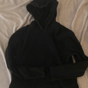 Hoodie - En svart hoodie med ränder på
