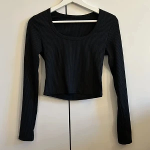 Ribbad tröja - Långärmad i strl S, passar även XS. Tryck gärna på ”köp”.