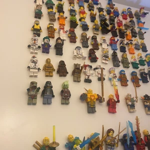 100st Lego gubbar - Säljer ca 100st Lego gubbar. Det finns allt från Starwars till Ninjago. Går att köpa någon enstaka figur. Pris går att diskuteras! Säljer också lego klossar i min profil.Säljer ca 100st Lego gubbar. Det finns allt från Starwars till Ninjago. Går att köpa någon enstaka figur. Pris går att diskuteras! Säljer också lego klossar i min profil.