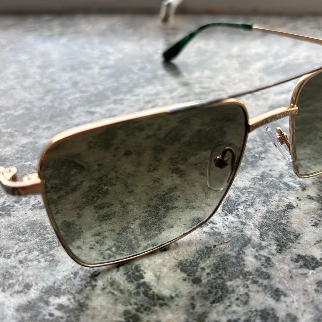 Guldiga rektangulära solglasögon från Vasuma eyewear - 1