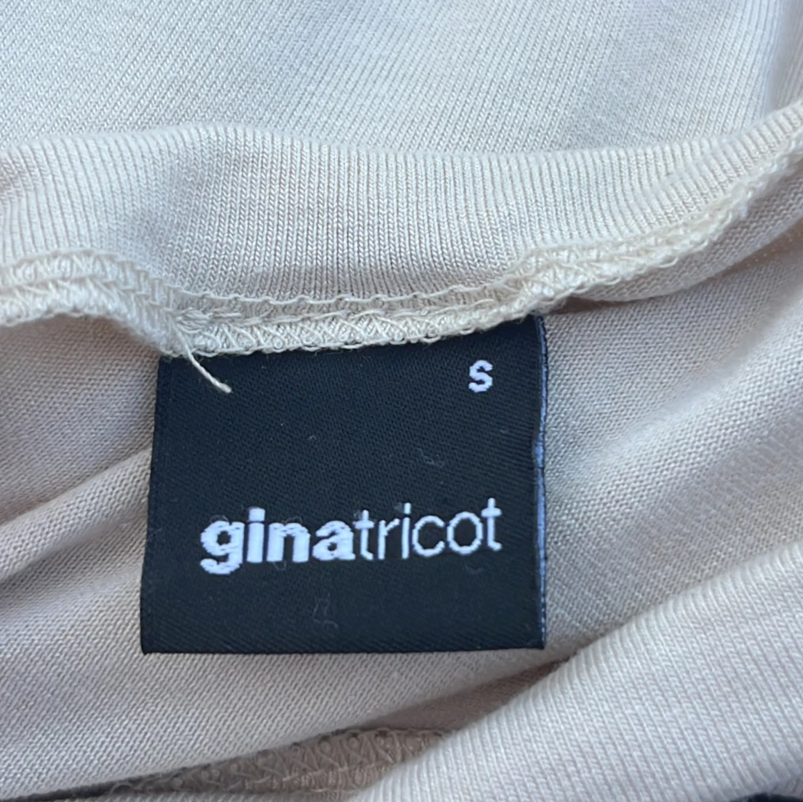 Beige soft touch topp från Gina Tricot - 2