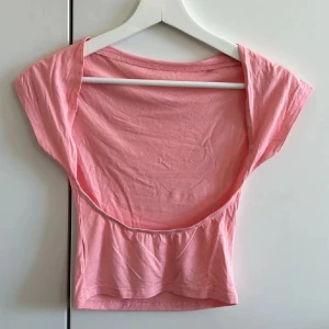 T-shirt öppen rygg - Tröja med öppen rygg. Strl XS, passar även S. Aldrig använd, i nyskick. Tryck gärna på ”köp”.