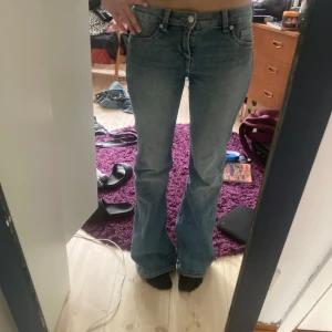 Bootcut lowrise jeans🫶 - Bootcut lowrise jeans ifrån hm i storlek 38. Använda några fåtal gånger men väldigt bra skick. Skriv om du har några frågor💞
