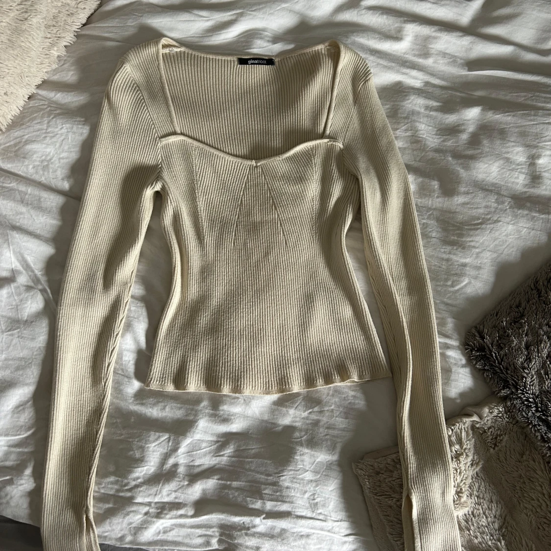 Ribbad ljusbeige topp från Gina Tricot - 1