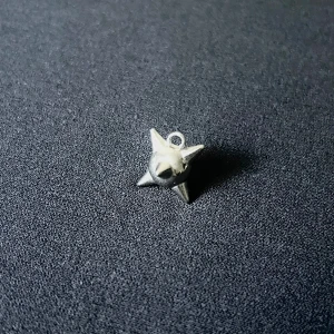 Minimalist Spike Ball Charm - Minimalistisk spike ball-berlock, cirka 2 cm i diameter. Observera: passar endast till smala kedjor.