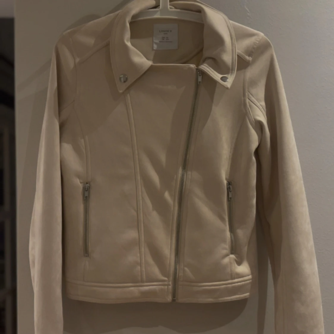 Beige bikerjacka i mocka från Lindex - 1