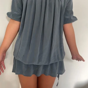 Blå klänning  - Superfin klänning med fin passform 