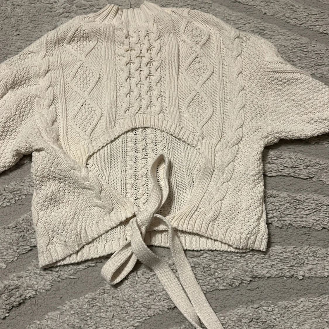 Vit stickad tröja med knyt från Gina Tricot - 1