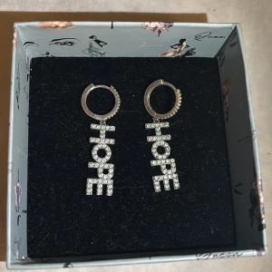 Silver örhängen  - Silver örhängen från Ioaku. Superfint skick, inga stenar saknas. Ioaku lådan de kom i följer med. Nypris : 599kr. 